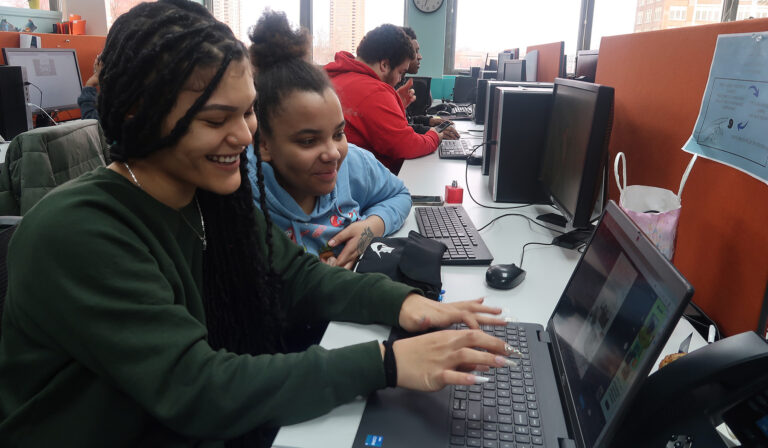 photos training room trainees 768x448